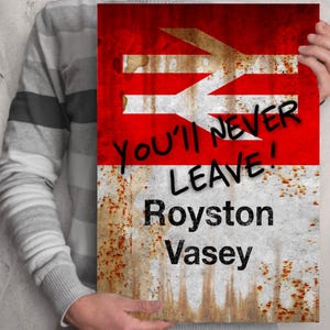 Puede incluir: Un letrero de metal oxidado con un símbolo de cruce de ferrocarril rojo y blanco. El letrero dice "You'll never leave! Royston Vasey" en texto negro.