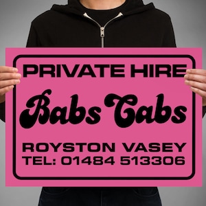 Puede incluir: Un cartel rosa con texto negro que dice "PRIVATE HIRE Babs Cabs ROYSTON VASEY TEL: 01484 513306"