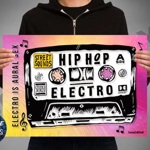 Può includere: Un poster con un'illustrazione in bianco e nero di una cassetta con le parole "HIP HOP ELECTRO" e "STREET SOUNDS". Lo sfondo sfuma dal giallo al rosa, con note musicali e il testo "ELECTRO IS AURAL SEX."