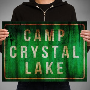 Venerdì 13 - Cartello del Camp Crystal Lake Poster Jason Voorhees Camp Blood Pamela Voorhees Venerdì 13 film del 2009. Film horror.