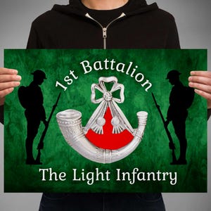 Britische Armee Poster - 1st Battalion The Light Initialry. Erinnerungsstück an die britische Armee. Bugle Mütze Abzeichen Poster. Die Armee.