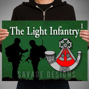 Britische Armee Poster - 1st Battalion The Light Initialry. Erinnerungsstück an die britische Armee. Bugle Mütze Abzeichen Poster. Die Armee.