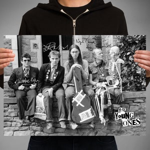 The Young Ones Stampa A3 della commedia televisiva - Rik Mayall Adrian Edmondson Nigel Planer Alexi Sayle. Foto di produzione. Ristampa della foto firmata dal cast.