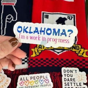Oklahoma? Eu sou um trabalho em prog-mess | Lasso | Adesivos | Adesivos inspiradores | Citações | Presentes | Programas de TV | Enchedor de meia