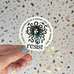 Não serei lembrada como uma mulher que manteve a boca fechada. | Adesivos | Adesivos de Resistência | Presentes | Direitos das Mulheres | Resistir | Medusa