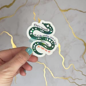 Ils brûlent toutes les sorcières | Autocollants | Paroles | Cadeaux | Marchandise | Sticker pour ordinateur portable | Bouteille d'eau | Stickers Kindle