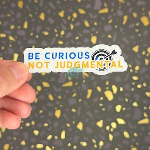 Wees nieuwsgierig en niet oordelend | Lasso | Stickers | Inspirerende stickers | Citaten | Cadeaus | Tv-programma's | Kousvuller | Darten | BBQ-saus