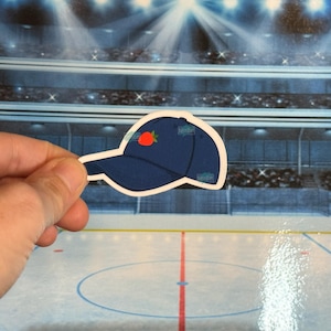 Könnte beinhalten: Ein Set aus drei Keramikbechern mit gesprenkelter, matter Oberfläche. Die Becher sind in Creme-, Hellgrau- und Dunkelgrautönen gehalten. Jeder Becher hat ein schlichtes, minimalistisches Design, ideal für Kaffee oder Tee.