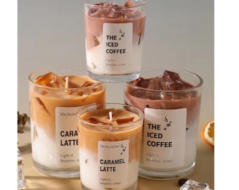 Vela artesanal de cera de soja con aroma a café con leche helado, en taza de vidrio para aromaterapia.
