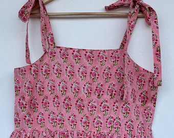 Roze katoenen mini-jurk met bloemenprint: zomerjurk met boho-print en ruches