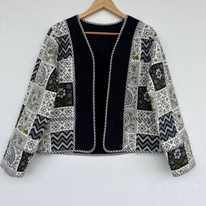 Wendbare Steppjacke aus Baumwolle: Boho-Mantel mit Blumenmuster