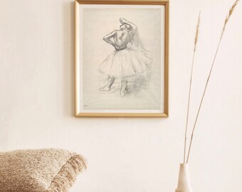 Könnte beinhalten: Eine Schwarzweiß-Bleistiftzeichnung einer Ballerina in einem Tutu, gerahmt in einem goldenen Rahmen.