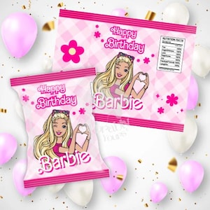Op de afbeelding: Roze en witte Barbie-thema feestzakjes met de woorden "Happy Birthday" en "Barbie" erop gedrukt. De zakjes hebben een illustratie van Barbie en zijn versierd met roze bloemen en sterren. Ballonnen en confetti zijn op de achtergrond.