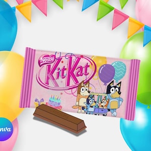 Pode incluir: Uma barra de chocolate Kit Kat rosa com personagens de Bluey, balões e um bolo de aniversário. A barra está parcialmente desembrulhada, mostrando os wafers de chocolate. Balões e bandeirolas coloridas decoram o fundo.