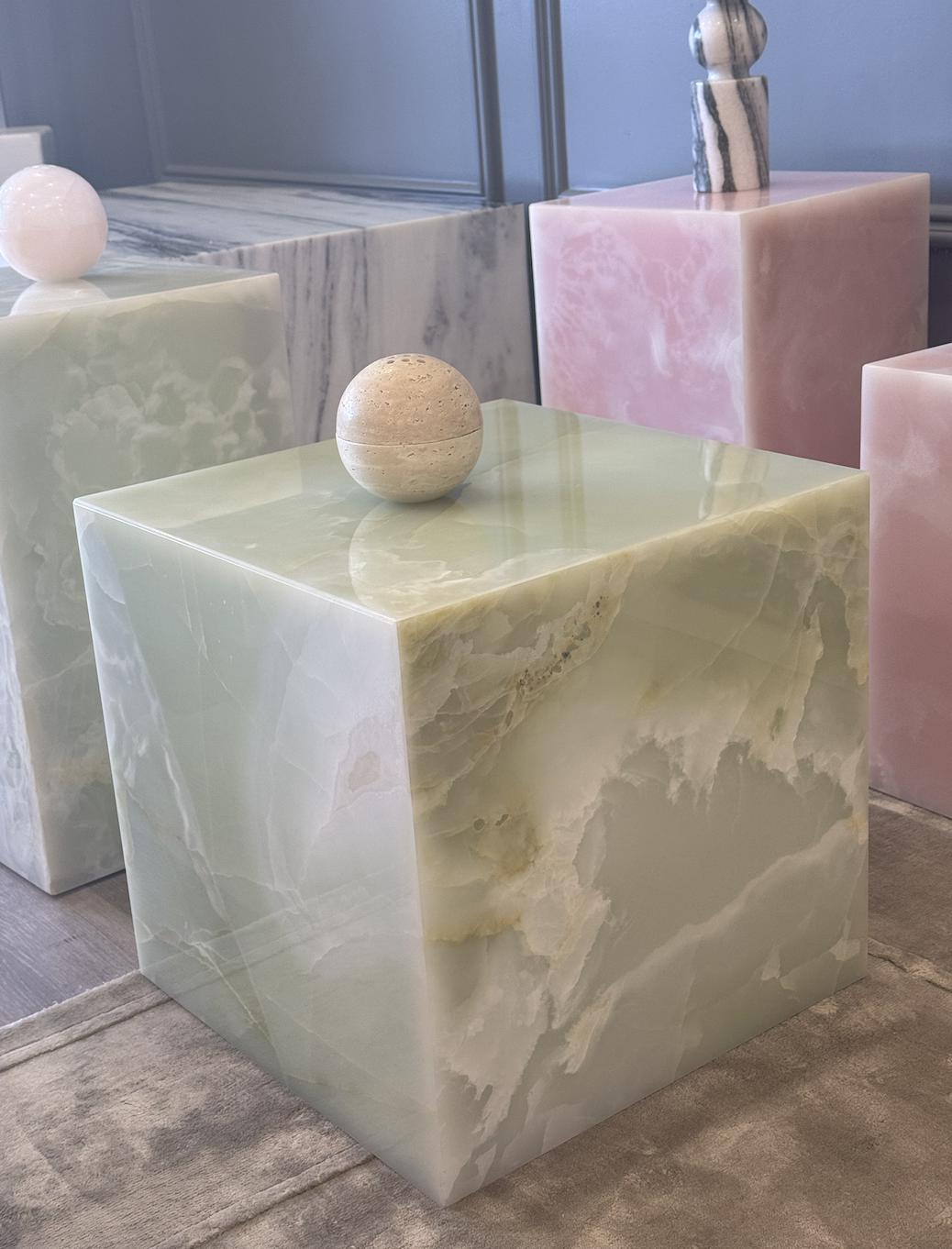 ピンク＆グリーンオニキスサイドテーブル：天然石の台座 - Etsy 日本