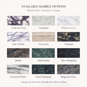Puede incluir: Una cuadr&iacute;cula de doce muestras rectangulares de m&aacute;rmol titulada Available Marble Options. Las piedras incluyen Calacatta Viola, Taj Mahal, White Carrara, Lilac Marble, Travertine, Titanium, Jatoba, Dark Green, Nero Marquina, Fairyland White, Green Pantanal y Bulgarian Grey.