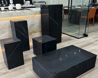 Tavolino da caffè in marmo Nero Marquina moderno con base espositiva