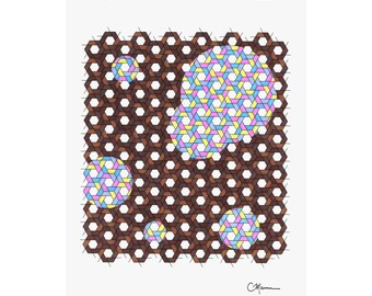 Może przedstawiać: Grafika geometryczna z brązowym sześciokątnym wzorem i kolorowymi okręgami. Okręgi zawierają geometryczne kształty w pastelowych kolorach. Grafika jest zamontowana na białym papierze i trzymana przez czarne klipsy.