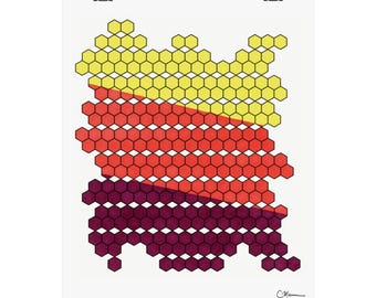 Może przedstawiać: Geometryczny wydruk artystyczny z wzorem plastra miodu w odcieniach żółci, czerwieni i fioletu. Grafika składa się z wielu sześciokątnych kształtów, tworząc abstrakcyjny i kolorowy wzór. Wydruk jest trzymany przez dwa czarne klipsy.