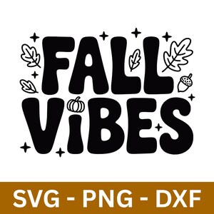Op de afbeelding: Zwart-witte afbeelding met de woorden "FALL VIBES" in een vetgedrukte, afgeronde lettertype. Het ontwerp bevat blad- en eikelillustraties, plus een kleine pompoen. De onderste banner luidt "SVG - PNG - DXF".