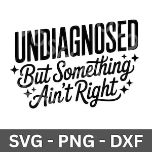 Op de afbeelding: Zwart-wit grafisch ontwerp met de tekst "UNDIAGNOSED But Something Ain't Right" in een vet, gestileerd lettertype. Het ontwerp bevat steraccenten en de bestandstypen SVG, PNG en DXF.
