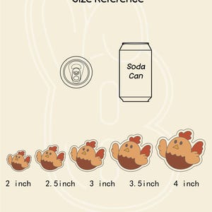 Op de afbeelding: Een illustratie toont een maatreferentie voor koekjessnijders in de vorm van een kip. De maten vari&euml;ren van 5,08 cm tot 10,16 cm. Een frisdrankblikje is afgebeeld ter schaal. De tekst "Soda Can" is zichtbaar.