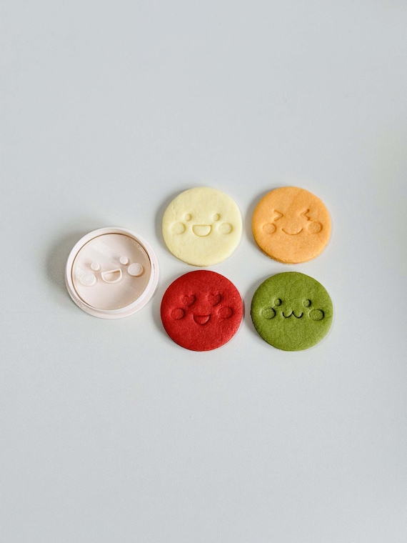 4-Piece Emoji Cookie Cutter Set | Vibrant Happy Face Biscuit Mold | Baking Stamps for Smiley & Heart-Eye Cookies | Food-Safe Plastic
