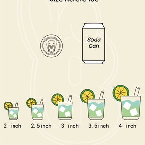 Pu&ograve; includere: Una guida di riferimento per le dimensioni delle bevande, che mostra una lattina di soda, un tappo di lattina e cinque bicchieri di una bevanda verde con cubetti di ghiaccio e una fetta di lime. I bicchieri sono etichettati con la loro dimensione in pollici: 2 pollici, 2,5 pollici, 3 pollici, 3,5 pollici e 4 pollici.
