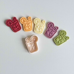 Pu&ograve; includere: Sei stampini per biscotti colorati a forma di bevanda ghiacciata e uno stampino per biscotti in plastica bianca a forma di bevanda ghiacciata. Gli stampini per biscotti hanno la forma di un bicchiere con una cannuccia, cubetti di ghiaccio e una fetta di limone.