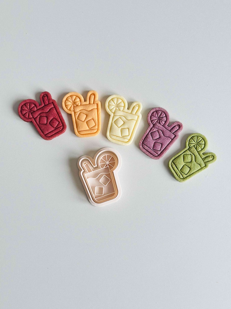 Pu&ograve; includere: Sei stampini per biscotti colorati a forma di bevanda ghiacciata e uno stampino per biscotti in plastica bianca a forma di bevanda ghiacciata. Gli stampini per biscotti hanno la forma di un bicchiere con una cannuccia, cubetti di ghiaccio e una fetta di limone.