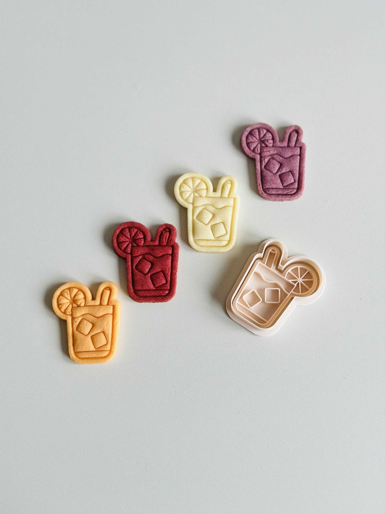 Pu&ograve; includere: Quattro stampini per biscotti a forma di bicchiere di t&egrave; freddo con una fetta di limone e una cannuccia. Gli stampini sono di vari colori: rosso, giallo e bianco. Uno stampino &egrave; bianco e sembra essere lo stampino originale.