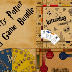Può includere: Un pacchetto di giochi da tavolo a tema Harry Potter con tre giochi: Monopoly dei Maghi, Hogwarts e un gioco con lo stemma di Hogwarts. I giochi sono su uno sfondo marrone con una texture simile alla pergamena.
