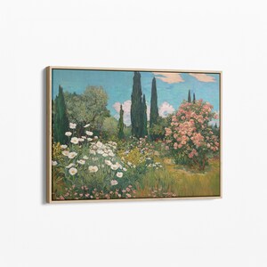 Puede incluir: Un cuadro de paisaje enmarcado que representa una escena de jardín con amapolas blancas en primer plano, un gran arbusto de rosas rosadas a la derecha y altos cipreses de color verde oscuro bajo un cielo azul claro con nubes blancas.