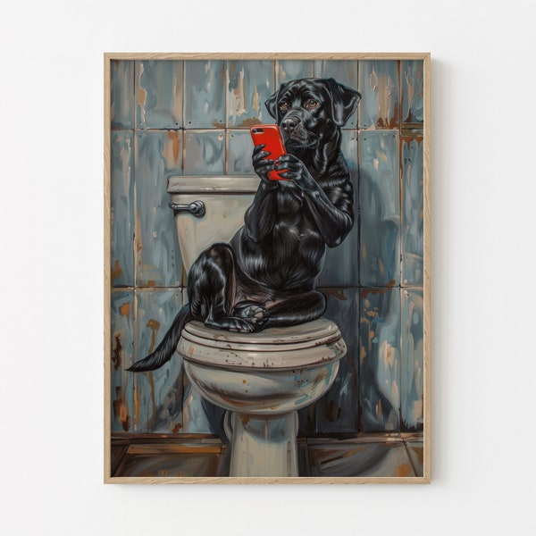 Labrador noir assis sur des toilettes avec impression de peinture de téléphone | Laboratoire noir avec téléphone | Cadeau d'art mural pour salle de bain avec photo animal drôle de chien | BLS7