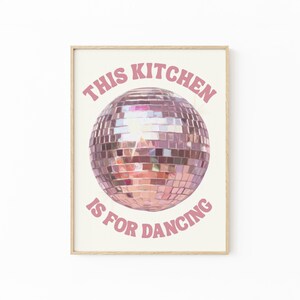 Impresión "Esta cocina es para bailar" / Arte de pared retro con bola de discoteca para una decoración divertida del hogar / ENC3