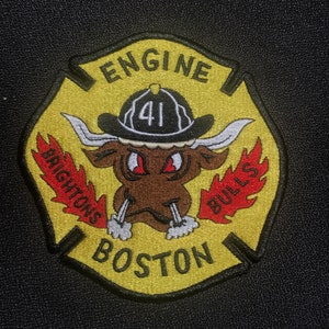 Boston brandkårsmotor-41 Brightons Bulls märke New York FDNY NH MA Mass hjälm lastbil leksaks megafonmotor Red Sox Celtics Bruins Patriots