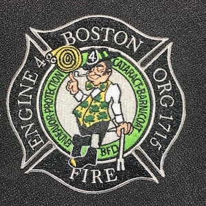 Puede incluir: Parche bordado con un bombero de dibujos animados con una pipa, que lleva un chaleco verde y amarillo con tréboles. El parche tiene forma de cruz de Malta con las palabras "BOSTON FIRE" y "ENGINE 4" y "ORG 1715".
