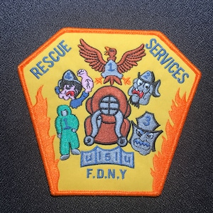 Könnte beinhalten: Ein gelber und orangefarbener Aufnäher mit den Worten "Rescue Services" und "F.D.N.Y."  Der Aufnäher zeigt einen Cartoon-Adler, einen Tauchhelm und mehrere Cartoon-Figuren mit Feuerwehrhelmen.
