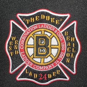 Könnte beinhalten: Ein gestickter Aufnäher in Rot, Weiß und Gold auf schwarzem Hintergrund. Der Aufnäher zeigt ein Feuerwehrlogo mit dem Text "The Duke" und "Combination Ladder & Org. 1899" um einen großen Buchstaben "B". Der Text "Ladder Company 24 1905" befindet sich unter dem "B" und der Text "Ladder 24" befindet sich am unteren Rand des Aufnähers.