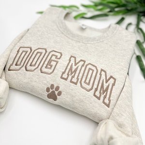 EMBROIDERED Dog Mom with paw Sweatshirt, Dog Mama Crewneck, Aesthetic Style Sweater, Dog Parent hoodie, Dog Lover Gift, Dog Gift for Women