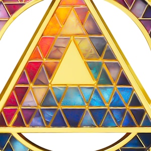 Puede incluir: Un dise&ntilde;o geom&eacute;trico dorado con un tri&aacute;ngulo central y tri&aacute;ngulos circundantes llenos de segmentos coloridos tipo vidriera. La paleta de colores incluye tonos de rojo, naranja, amarillo, azul y morado.