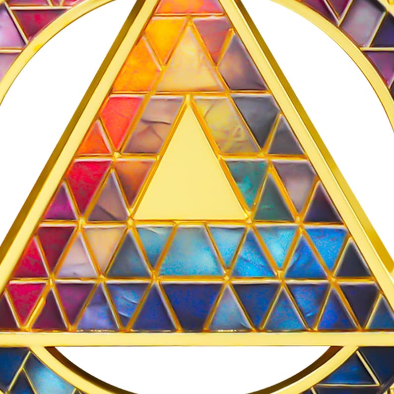 Puede incluir: Un dise&ntilde;o geom&eacute;trico dorado con un tri&aacute;ngulo central y tri&aacute;ngulos circundantes llenos de segmentos coloridos tipo vidriera. La paleta de colores incluye tonos de rojo, naranja, amarillo, azul y morado.