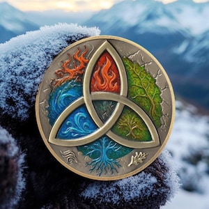 Może przedstawiać: Okrągła moneta w kolorze brązu z wzorem triquetra z czterema żywiołami: ogień, woda, ziemia i powietrze. Żywioł ognia jest przedstawiony w kolorze czerwonym, woda w niebieskim, ziemia w zielonym, a powietrze w pomarańczowym. Moneta ma szczegółowy wzór.