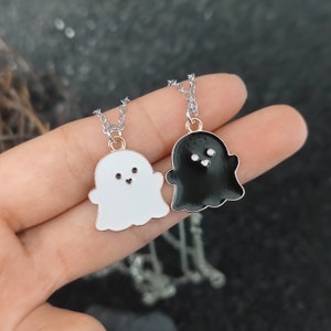Dropship Cute Glow-In-The-Dark Ghost Necklace, Halloween Ghost Charm Jewelry  to Sell Online at a Lower Price