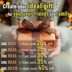Puede incluir: Una caja de regalo naranja con una cinta marr&oacute;n es sostenida. El texto "Crea tu regalo ideal para ti, tus amigos y familia" est&aacute; en la parte superior. C&oacute;digos de descuento se enumeran a continuaci&oacute;n.
