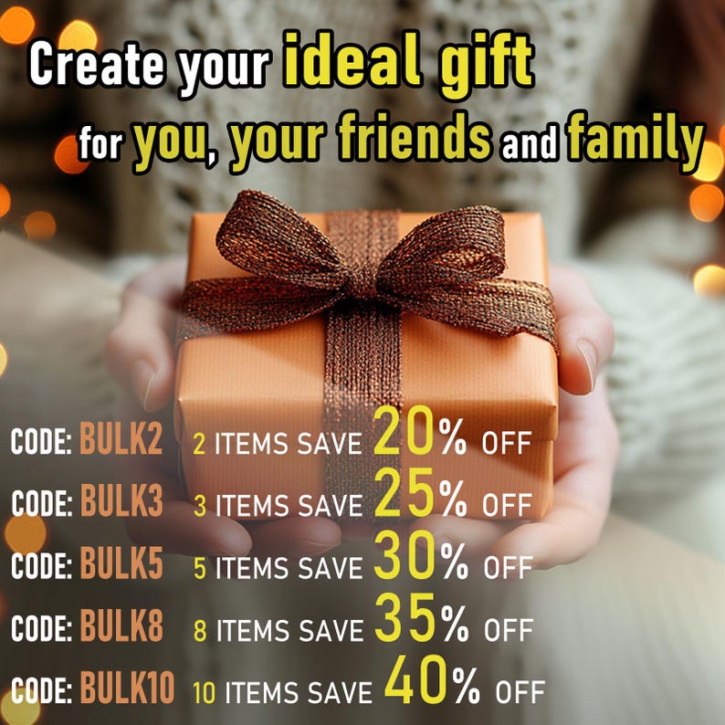 Puede incluir: Una caja de regalo naranja con una cinta marr&oacute;n es sostenida. El texto "Crea tu regalo ideal para ti, tus amigos y familia" est&aacute; en la parte superior. C&oacute;digos de descuento se enumeran a continuaci&oacute;n.