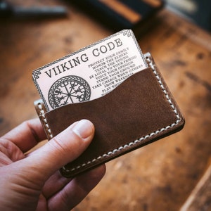 Cartão de carteira com código Viking Vegvisir - Cartão de oração de proteção nórdico com nome personalizado - Presentes de aniversário nórdicos para família ou amigos