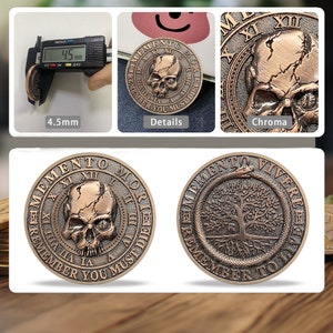 Op de afbeelding: Twee ronde, koperkleurige munten met reli&euml;fletters en afbeeldingen. De eerste munt toont een schedel met een gebarsten gezicht en de woorden "Memento Mori" en "Denk eraan dat je moet sterven." De tweede munt toont een boom met een slang eromheen en de woorden "Memento Vivere" and "Denk eraan om te leven."