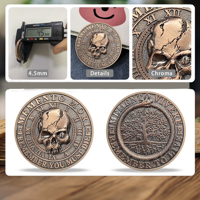Op de afbeelding: Twee ronde, koperkleurige munten met reli&euml;fletters en afbeeldingen. De eerste munt toont een schedel met een gebarsten gezicht en de woorden "Memento Mori" en "Denk eraan dat je moet sterven." De tweede munt toont een boom met een slang eromheen en de woorden "Memento Vivere" and "Denk eraan om te leven."
