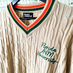 Suéter de punto trenzado con cuello en V de la Universidad Florida A&M™